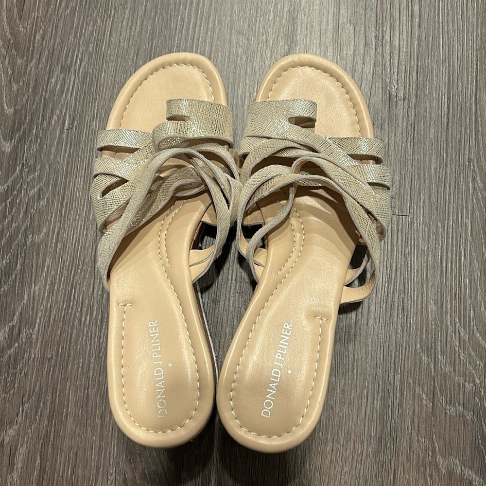 Donald Pliner Wedge Almond Toe Strappy Sandals Gold Glitter Size 7.5